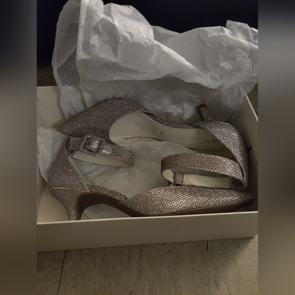 New Anne Klein Platinum Glittery Heels - Picture 8 of 14